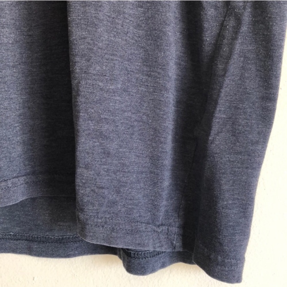 H&M basic navy t-shirt! - Picture 2 of 4